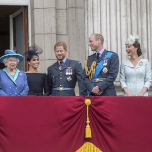 Unis et déterminés à faire bouger les choses, le prince Harry et son épouse ont bien l'intention de faire d'autres conférences à l'avenir pour atteindre leur objectif.
La comtesse Sophie de Wessex, le prince Charles, Camilla Parker Bowles, duchesse de Cornouailles, la reine Elisabeth II d'Angleterre, Meghan Markle, duchesse de Sussex, le prince Harry, duc de Sussex, le prince William, duc de Cambridge, Kate Catherine Middleton, duchesse de Cambridge - La famille royale d'Angleterre lors de la parade aérienne de la RAF pour le centième anniversaire au palais de Buckingham à Londres. Le 10 juillet 2018 