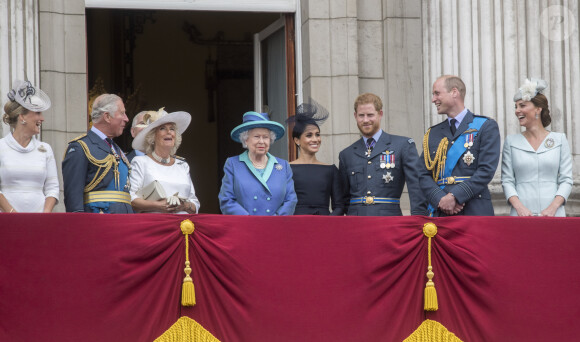 Unis et déterminés à faire bouger les choses, le prince Harry et son épouse ont bien l'intention de faire d'autres conférences à l'avenir pour atteindre leur objectif.
La comtesse Sophie de Wessex, le prince Charles, Camilla Parker Bowles, duchesse de Cornouailles, la reine Elisabeth II d'Angleterre, Meghan Markle, duchesse de Sussex, le prince Harry, duc de Sussex, le prince William, duc de Cambridge, Kate Catherine Middleton, duchesse de Cambridge - La famille royale d'Angleterre lors de la parade aérienne de la RAF pour le centième anniversaire au palais de Buckingham à Londres. Le 10 juillet 2018 