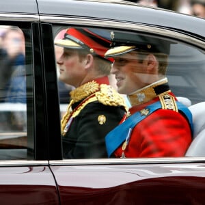 Toujours en froid avec son frère cadet, le prince William pourrait s'y rendre. Mais si le duo se retrouve, un expert royal affirme que rien ne changera les concernant.
Londres, Royaume-Uni - Le prince William et le prince Harry lors du mariage du couple Cambridge en 2011.