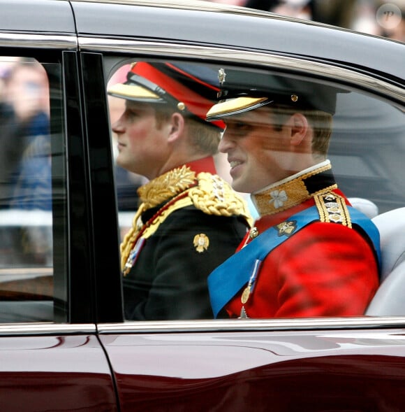 Toujours en froid avec son frère cadet, le prince William pourrait s'y rendre. Mais si le duo se retrouve, un expert royal affirme que rien ne changera les concernant.
Londres, Royaume-Uni - Le prince William et le prince Harry lors du mariage du couple Cambridge en 2011.