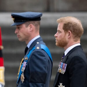 Un proche du clan Windsor a assuré que le prince Harry évitera de se rendre en Angleterre pour éviter de provoquer davantage de tensions au sein de sa famille. Affaire à suivre...
Le prince William, prince de Galles, Le prince Harry, duc de Sussex - Procession du cercueil de la reine Elizabeth II d'Angleterre de Wesminster Hall où il était exposé au public, jusqu'à l'Abbaye de Westminster. Londres, le 19 septembre 2022. 