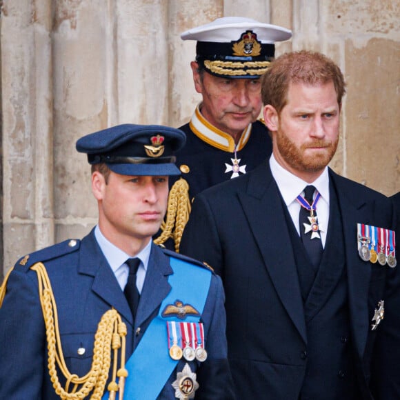 Les princes Harry et William sont en deuil.
Le prince William, prince de Galles et Le prince Harry, duc de Sussex - Funérailles d'Etat de la reine Elizabeth II d'Angleterre, à Londres, Royaume Uni.