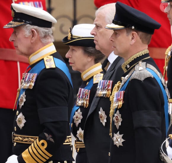 Le roi Charles III, la princesse Anne, le prince Andrew, Peter Phillips, le prince Harry et le prince William photographiés lors des funérailles nationales de la reine Elizabeth II à l'abbaye de Westminster à Londres, en Angleterre, le 19 septembre 2022.