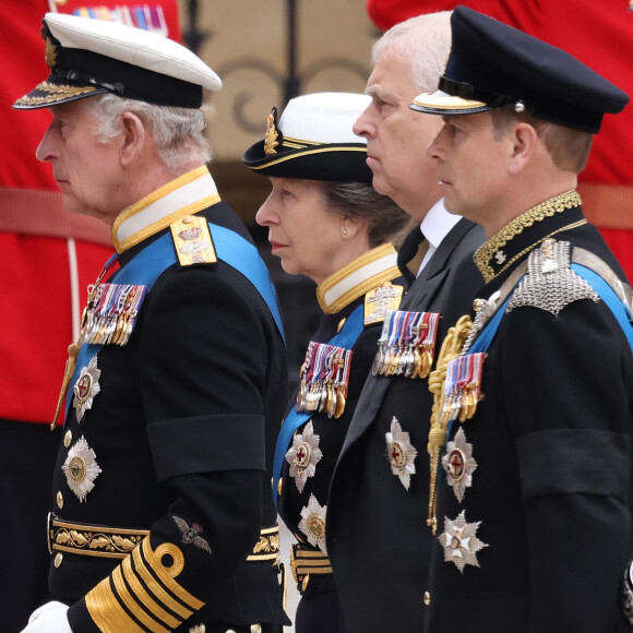 Le roi Charles III, la princesse Anne, le prince Andrew, Peter Phillips, le prince Harry et le prince William photographiés lors des funérailles nationales de la reine Elizabeth II à l'abbaye de Westminster à Londres, en Angleterre, le 19 septembre 2022.