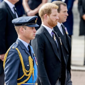 A ce jour, la presse britannique s'interroge quant à la possible venue du prince Harry aux funérailles du défunt qui s'orchestreront au Royaume-Uni. 
Le prince William, prince de Galles, le prince Harry, duc de Sussex, et Peter Phillips Procession du cercueil de la reine Elizabeth II d'Angleterre de l'Abbaye de Westminster à Wellington Arch à Hyde Park Corner, près du palais de Buckingham, au son de Big Ben et de coups de canon.