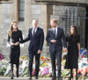 Le courtisan fut le principal conseiller de la reine Elizabeth II entre 1990 et 199 avant d'être son écuyer jusqu'à sa mort survenue il y a deux ans.
Le prince de Galles William, la princesse de Galles Kate Catherine Middleton, le prince Harry, duc de Sussex, Meghan Markle, duchesse de Sussex à la rencontre de la foule devant le château de Windsor, suite au décès de la reine Elisabeth II d'Angleterre. Le 10 septembre 2022 