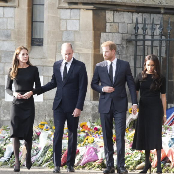 Le courtisan fut le principal conseiller de la reine Elizabeth II entre 1990 et 199 avant d'être son écuyer jusqu'à sa mort survenue il y a deux ans.
Le prince de Galles William, la princesse de Galles Kate Catherine Middleton, le prince Harry, duc de Sussex, Meghan Markle, duchesse de Sussex à la rencontre de la foule devant le château de Windsor, suite au décès de la reine Elisabeth II d'Angleterre. Le 10 septembre 2022 