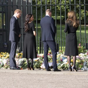 Le prince de Galles William, la princesse de Galles Kate Catherine Middleton, le prince Harry, duc de Sussex, Meghan Markle, duchesse de Sussex à la rencontre de la foule devant le château de Windsor, suite au décès de la reine Elisabeth II d'Angleterre. Le 10 septembre 2022 