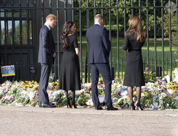 Le prince de Galles William, la princesse de Galles Kate Catherine Middleton, le prince Harry, duc de Sussex, Meghan Markle, duchesse de Sussex à la rencontre de la foule devant le château de Windsor, suite au décès de la reine Elisabeth II d'Angleterre. Le 10 septembre 2022 