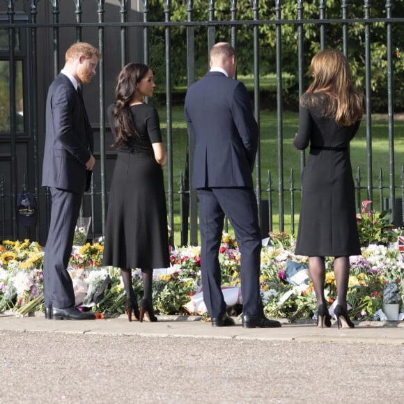 Le prince de Galles William, la princesse de Galles Kate Catherine Middleton, le prince Harry, duc de Sussex, Meghan Markle, duchesse de Sussex à la rencontre de la foule devant le château de Windsor, suite au décès de la reine Elisabeth II d'Angleterre. Le 10 septembre 2022 