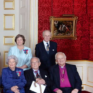 Leur oncle Lord Robert Fellowes, qui fut l'époux de Lady Jane Spencer, la soeur de leur défunt maman Diana Spencer est décédé à l'âge de 82 ans en juillet.
Photo d'archives - Les membres de l'Ordre du mérite posent pour une photo de groupe (de gauche à droite au dernier rang), Sir James Dyson, Lord Darzi of Denham, David Hockney, Neil MacGregor, le très honorable Jean Chrétien, Sir Tim Berners-Lee, Lord Rees of Ludlow, John Howard, le professeur Sir Magdi Yacoub, le professeur Dame Ann Dowling, Lord Robert Fellowes, (de gauche à droite assis) Sir David Attenborough, Lord Rothschild, le professeur Lord May of Oxford, le professeur Sir Roger Penrose, Sir Michael Atiyah, le prince Philip duc d'Édimbourg, la reine Élisabeth II, Lord Foster of Thames Bank, Sir Tom Stoppard, la baronne Boothroyd, le professeur Sir Michael Howard et Lord Eames, après avoir assisté à l'office de l'Ordre du mérite à la Chapelle royale du palais St James, à Londres. 04/05/2017