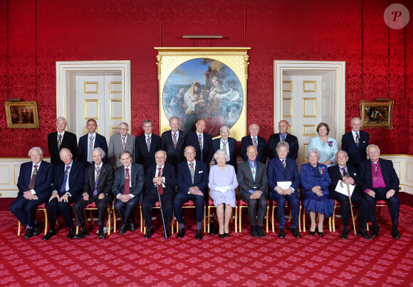 Leur oncle Lord Robert Fellowes, qui fut l'époux de Lady Jane Spencer, la soeur de leur défunt maman Diana Spencer est décédé à l'âge de 82 ans en juillet.
Photo d'archives - Les membres de l'Ordre du mérite posent pour une photo de groupe (de gauche à droite au dernier rang), Sir James Dyson, Lord Darzi of Denham, David Hockney, Neil MacGregor, le très honorable Jean Chrétien, Sir Tim Berners-Lee, Lord Rees of Ludlow, John Howard, le professeur Sir Magdi Yacoub, le professeur Dame Ann Dowling, Lord Robert Fellowes, (de gauche à droite assis) Sir David Attenborough, Lord Rothschild, le professeur Lord May of Oxford, le professeur Sir Roger Penrose, Sir Michael Atiyah, le prince Philip duc d'Édimbourg, la reine Élisabeth II, Lord Foster of Thames Bank, Sir Tom Stoppard, la baronne Boothroyd, le professeur Sir Michael Howard et Lord Eames, après avoir assisté à l'office de l'Ordre du mérite à la Chapelle royale du palais St James, à Londres. 04/05/2017