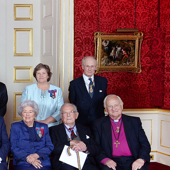 Leur oncle Lord Robert Fellowes, qui fut l'époux de Lady Jane Spencer, la soeur de leur défunt maman Diana Spencer est décédé à l'âge de 82 ans en juillet.
Photo d'archives - Les membres de l'Ordre du mérite posent pour une photo de groupe (de gauche à droite au dernier rang), Sir James Dyson, Lord Darzi of Denham, David Hockney, Neil MacGregor, le très honorable Jean Chrétien, Sir Tim Berners-Lee, Lord Rees of Ludlow, John Howard, le professeur Sir Magdi Yacoub, le professeur Dame Ann Dowling, Lord Robert Fellowes, (de gauche à droite assis) Sir David Attenborough, Lord Rothschild, le professeur Lord May of Oxford, le professeur Sir Roger Penrose, Sir Michael Atiyah, le prince Philip duc d'Édimbourg, la reine Élisabeth II, Lord Foster of Thames Bank, Sir Tom Stoppard, la baronne Boothroyd, le professeur Sir Michael Howard et Lord Eames, après avoir assisté à l'office de l'Ordre du mérite à la Chapelle royale du palais St James, à Londres. 04/05/2017