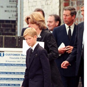 Le prince Harry aux funérailles de sa mère Lady Diana en 1997 aux côtés de son père le roi Charles III et de sa tante Jane Fellowes.