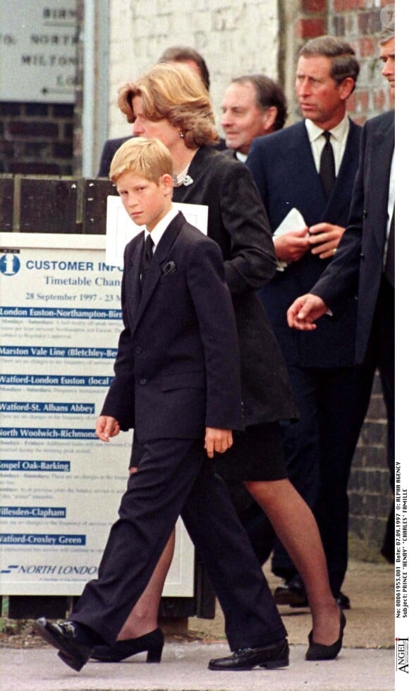 Le prince Harry aux funérailles de sa mère Lady Diana en 1997 aux côtés de son père le roi Charles III et de sa tante Jane Fellowes.