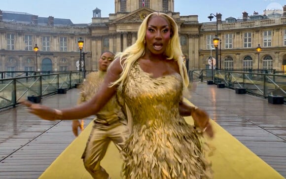 Avec un show inédit, et de belles performances 
Aya Nakamura chante lors de la cérémonie d'ouverture des Jeux Olympiques (JO) de Paris 2024, à Paris, France, le 26 juillet 2024. 