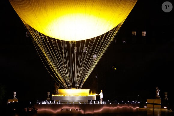 Vue du chaudron allumé attaché à un ballon géant flottant dans les airs - Cérémonie d'ouverture des Jeux Olympiques (JO) de Paris 2024 le 26 juillet 2024. (Credit Image: © Manu Reino/AFP7 via ZUMA Press Wire)