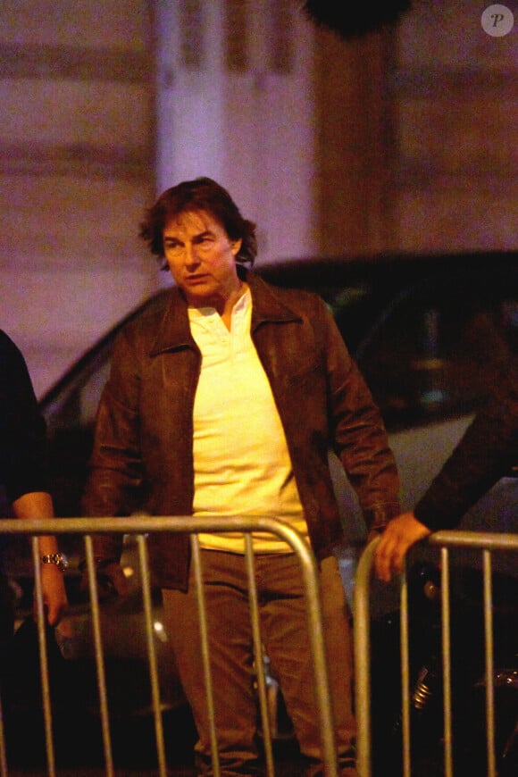 Exclusif  - Tom Cruise tourne-t-il une scène en moto pour le film "Mission : Impossible 8" ou bien s'agit-il plutôt d'une séquence pour la cérémonie de clôture des Jeux Olympiques 2024 (JO2024) comme le suggère certains médias au pied de l'Arc de Triomphe à Paris le 25 avril 2024. Réponse dimanche 11 août 2024.