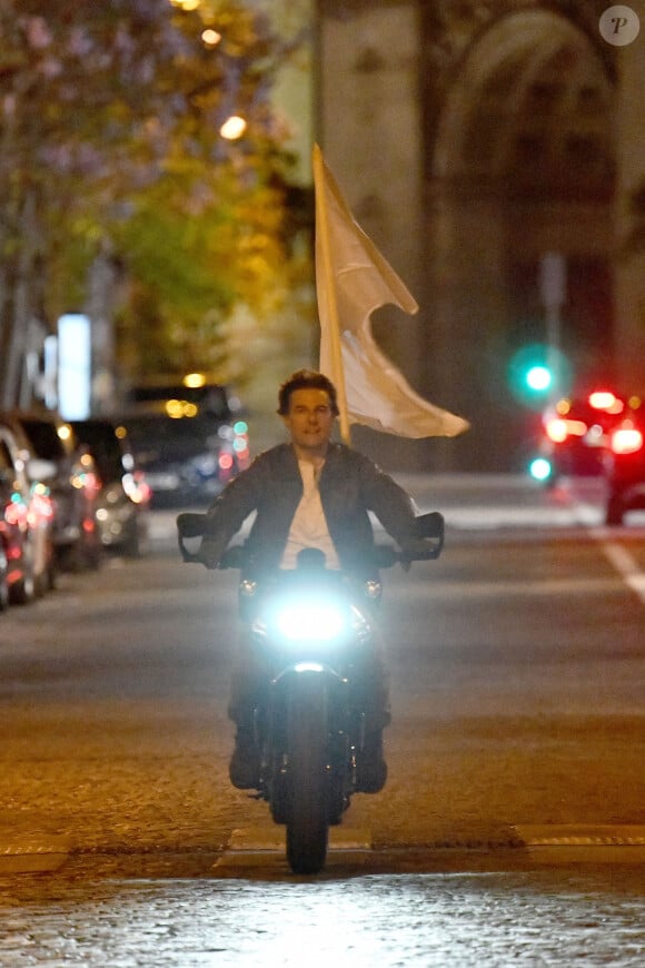 Exclusif  - Tom Cruise tourne-t-il une scène en moto pour le film "Mission : Impossible 8" ou bien s'agit-il plutôt d'une séquence pour la cérémonie de clôture des Jeux Olympiques 2024 (JO2024) comme le suggère certains médias au pied de l'Arc de Triomphe à Paris le 25 avril 2024. Réponse dimanche 11 août 2024.