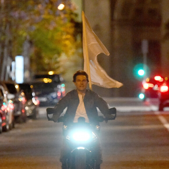 Exclusif  - Tom Cruise tourne-t-il une scène en moto pour le film "Mission : Impossible 8" ou bien s'agit-il plutôt d'une séquence pour la cérémonie de clôture des Jeux Olympiques 2024 (JO2024) comme le suggère certains médias au pied de l'Arc de Triomphe à Paris le 25 avril 2024. Réponse dimanche 11 août 2024.