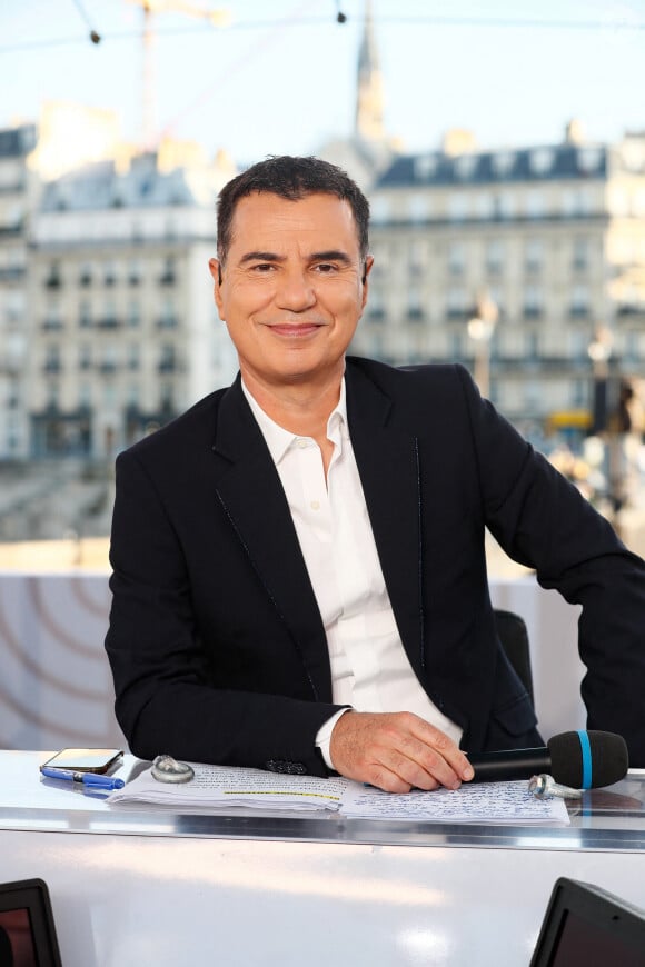 Exclusif - Laurent Luyat - Plateau de l'émission "Paris accueille la flamme Olympique" sur le parvis de l'hôtel de ville à Paris, diffusée en direct sur France 2 en marge du concert de la Place de la République à l'occasion du Relais de la Flamme olympique. © Christophe Clovis / Bestimage