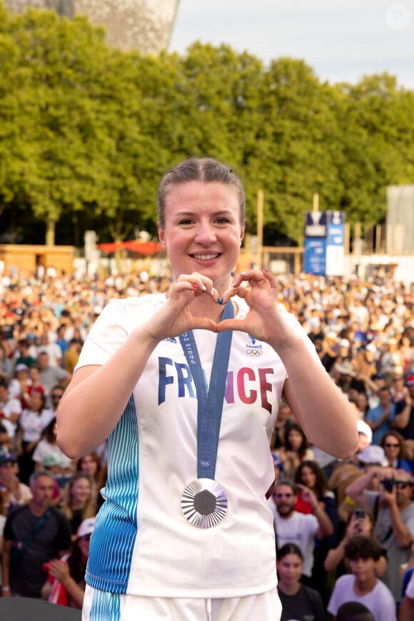 Camille Jedrzejewski Médaille d'argent pistolet 25m . - Défilé des médaillés français au Club France à la Grande Halle de La Villette lors des Jeux Olympiques Paris 2024 le 4 août 2024. © Jeremy Melloul / Bestimage