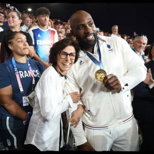 Sous une ferveur olympique qu'elle "adore"
Rachida Dati encouragent les athlètes francais en tribunes, lors des Jeux Olympiques. Alain Guizard /ABACAPRESS.COM