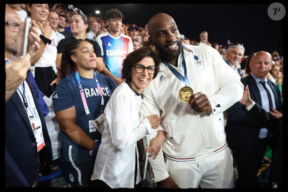 Sous une ferveur olympique qu'elle "adore"
Rachida Dati encouragent les athlètes francais en tribunes, lors des Jeux Olympiques. Alain Guizard /ABACAPRESS.COM