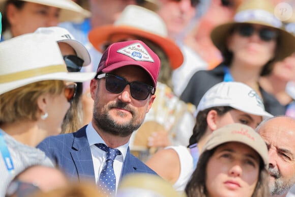 Il y a une raison
Le prince héritier Haakon de Norvège est assis dans les tribunes pendant le concours de saut d'obstacles des Jeux Olympiques Paris 2024 au Château de Versailles, près de Paris, France, le 6 août 2024. Photo par Rolf Vennenbernd/DPA/ABACAPRESS.COM