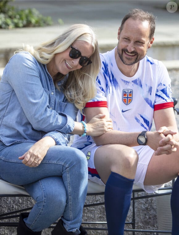 Le prince Haakon de Norvège participe à un match de football amical avec ses enfants à Asker le 29 mai 2024. 