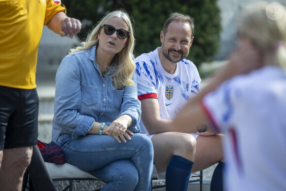 Le prince Haakon de Norvège participe à un match de football amical avec ses enfants à Asker le 29 mai 2024. 