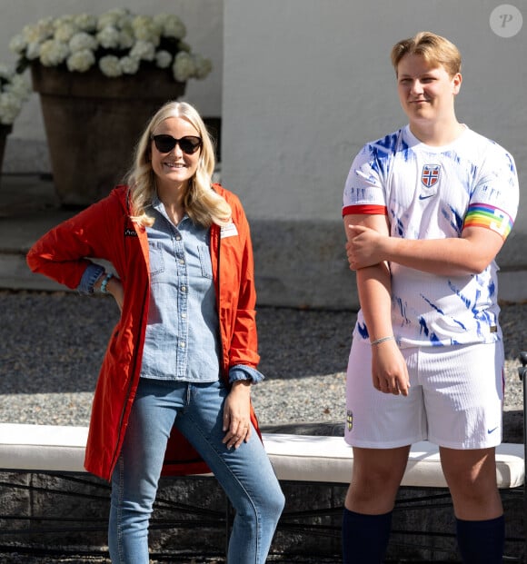 Le prince Haakon de Norvège participe à un match de football amical avec ses enfants à Asker le 29 mai 2024. 