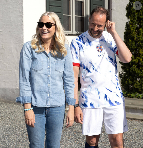 Le prince Haakon de Norvège participe à un match de football amical avec ses enfants à Asker le 29 mai 2024. 