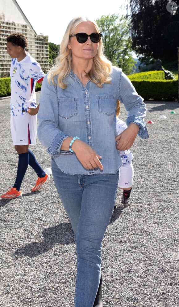 Le prince Haakon de Norvège participe à un match de football amical avec ses enfants à Asker le 29 mai 2024. 