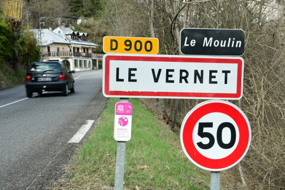 Illustrations au Vernet dans les Alpes-de-Haute-Provence dans le cadre de la disparition du petit Emile en juillet 2023 dont une partie des ossements ont été retrouvés. Le 4 avril 2024. © Romain Doucelin / Bestimage 