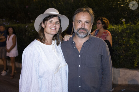 Exclusif - Kym Thiriot et son compagnon Romain Sardou - Personnalités lors de la représentation de la pièce de théâtre "Bungalow 21" au Théâtre de Verdure lors du 40ème Festival de Ramatuelle. Le 7 août 2024 © Cyril Bruneau / Festival de Ramatuelle / Bestimage 