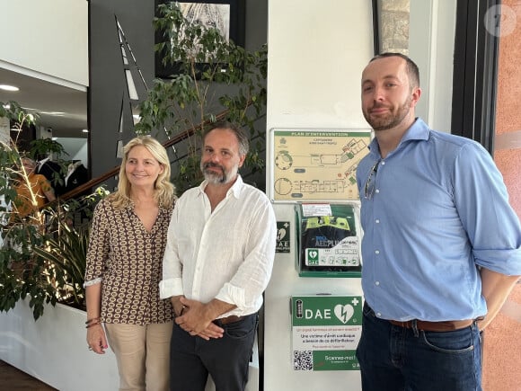 Exclusif - Installation d'un Geocoeur à la capitainerie de Saint-Tropez en présence de Romain Sardou (co-fondateur), Sylvie Siri maire de Saint-Tropez et Frédéric Leybold le deuxième co-fondateur de Hekatech, l’entreprise à l’origine de Geocoeur le 5 août 2024. En moyenne en France, il y a chaque année 50 000 arrêts cardiaques et le taux de survie ne dépasse pas les 7% malgré les 500 000 défibrillateurs déployés sur notre territoire. Apporter un défibrillateur sur les lieux double les chances de survie. Hélas, moins de 10% des arrêts bénéficie actuellement d’un défibrillateur. C'est pour remédier à ce problème, que Géocoeur est né. Installé au-dessus des défibrillateurs, les panneaux Géocoeur sont connectés aux services de secours. Lorsque ceux-ci sont appelés pour un arrêt cardiaque, les pompiers déclenchent les signaux lumineux et sonores du boitier le plus proche de la victime afin que les passants puissent être alertés et apporter le défibrillateur avant même l’arrivée des services de secours. Le gyrophare du boîtier s’allume et un message annonce aux citoyens proches : « Arrêt cardiaque à proximité, nous avons besoin de ce défibrillateur ». Sur la façade, le passant est invité à scanner un QR Code afin de découvrir l'adresse précise où apporter le défibrillateur. Une fois scanné, une page indique le chemin et le temps pour se rendre sur le lieu de l’arrêt, à pied et en voiture. Pas besoin d’application mobile, pas besoin d’enregistrement, Géocoeur transforme de simples passants en sauveurs de vie, qu’ils soient formés ou non aux gestes de premiers secours. Le professeur Travers de la Brigade des Sapeurs-Pompiers de Paris (BSPP) précise : « Géocoeur est un nouveau maillon de la chaine des secours.Il nous fait gagner plusieurs minutes et potentialisera ainsi les efforts déjà déployés par nos équipes au téléphone et sur le terrain. Chaque minute augmente de 10% la survie des patients en arrêt cardiaque. » Cette invention a obtenu le prix du Président de la République au concours Lépine en 2022. Aujourd’hui plus de 250 géocoeurs sont déjà disposés dans l'hexagone (Paris, Moselle, Alsace, Seine-Maritime, Marne…). Certains dans des lieux emblématiques comme au Ministère de la Santé, au Conseil d’État, au Val de Grâce ou au sein de casernes de gendarmerie avec le soutien de Ministère de l’Intérieur. La Mairie de Paris vient de commander 30 géocoeurs dans le cadre d’une expérimentation avec les Pompiers de Paris. « Notre objectif est d'atteindre les 700 panneaux en France d'ici la fin d'année. » s’enthousiasme Frédéric Leybold fondateur d’Hekatech et créateur de Géocoeur. « Dans la région Grand Est, 36 interventions ont déjà eu lieu dans les 8 derniers mois, dont certaines ont permis l’apport d’un défibrillateur plus de 10 minutes avant l’arrivée des secours » ajoute Romain Sardou, co-fondateur d’Hekatech. Cet été, la mairie de Saint-Tropez s’ équipe en Geocoeurs. Il s’agit de la toute première implantation du dispositif dans le Var, et même dans tout le sud de la France ! A propos de GEOCOEUR : Hekatech est une med-tech mosellane, fondée en 2022 par Frédéric Leybold, infirmier en réanimation et pompier. Elle conçoit et produit Géocoeur. Romain Sardou est engagé dans la lutte pour réduire le temps de prise en charge des victimes depuis les attentats de Bataclan en 2016. Il a développé des applications de secourisme en France, en Israël et en Jordanie. Il travaille avec Frederic Leybold depuis six ans. Avec leurs équipes, ils font tout pour que le dispositif Géocoeur complète au mieux le parc actuel de défibrillateurs et s’inscrive parfaitement dans le parcours de soin. © Jocelyn Florent / Nice Matin / Bestimage 