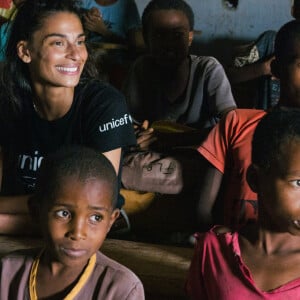 Tatiana Silva est en mission pour l'Unicef dans le sud de Madagascar en Avril 2023. Commune rurale d'Andranobory, Tatiana Silva assise dans une classe de CM2 © Arnaud Juherian / Unicef via Bestimage 