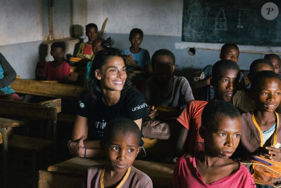 Tatiana Silva est en mission pour l'Unicef dans le sud de Madagascar en Avril 2023. Commune rurale d'Andranobory, Tatiana Silva assise dans une classe de CM2 © Arnaud Juherian / Unicef via Bestimage 