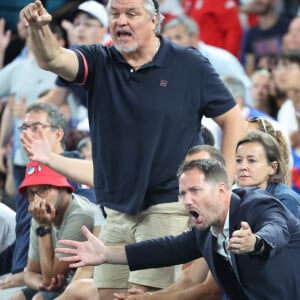 L'astronaute français a exulté durant la prestation de Nicolas Batum et ses coéquipiers
David Douillet, Thomas Pesquet et sa compagne Anne Mottet - Les célébrités en tribunes pendant l'épreuve de basketball de Demi-Finale opposant la France à l'Allemagne lors des Jeux Olympiques de Paris 2024 (JO) à l'Arena Bercy, à Paris, France, le 8 août 2024. © Jacovides-Perusseau/Bestimage 