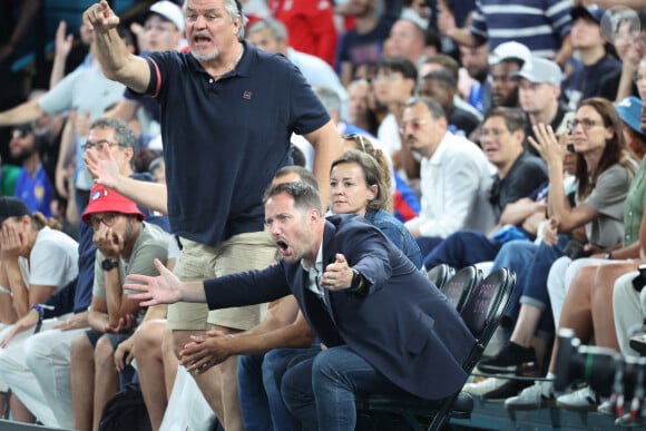 L'astronaute français a exulté durant la prestation de Nicolas Batum et ses coéquipiers
David Douillet, Thomas Pesquet et sa compagne Anne Mottet - Les célébrités en tribunes pendant l'épreuve de basketball de Demi-Finale opposant la France à l'Allemagne lors des Jeux Olympiques de Paris 2024 (JO) à l'Arena Bercy, à Paris, France, le 8 août 2024. © Jacovides-Perusseau/Bestimage 