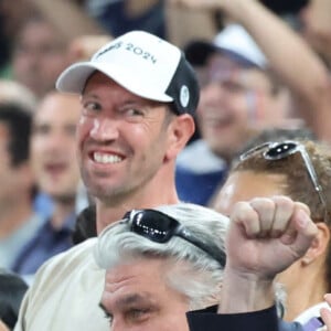 Les anciens champions olympiques Alain Bernard et David Douillet avaient euX aussi fait le déplacement à Bercy
Alain Bernard, David Douillet et Thomas Pesquet - Les célébrités en tribunes pendant l'épreuve de basketball de Demi-Finale opposant la France à l'Allemagne lors des Jeux Olympiques de Paris 2024 (JO) à l'Arena Bercy, à Paris, France, le 8 août 2024. © Jacovides-Perusseau/Bestimage