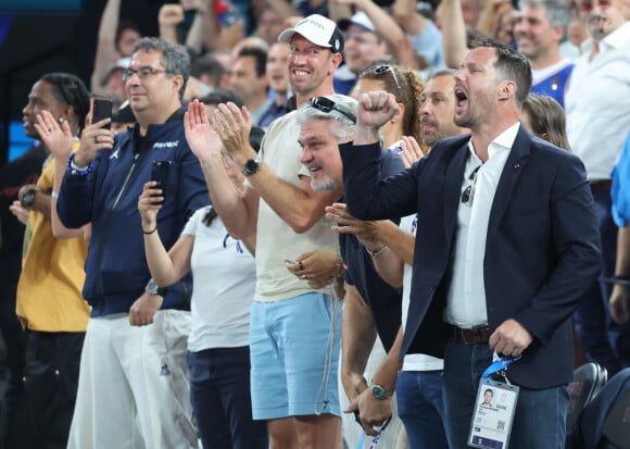 Les anciens champions olympiques Alain Bernard et David Douillet avaient euX aussi fait le déplacement à Bercy
Alain Bernard, David Douillet et Thomas Pesquet - Les célébrités en tribunes pendant l'épreuve de basketball de Demi-Finale opposant la France à l'Allemagne lors des Jeux Olympiques de Paris 2024 (JO) à l'Arena Bercy, à Paris, France, le 8 août 2024. © Jacovides-Perusseau/Bestimage