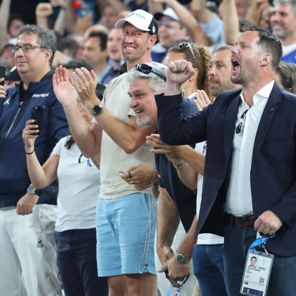 Les anciens champions olympiques Alain Bernard et David Douillet avaient euX aussi fait le déplacement à Bercy
Alain Bernard, David Douillet et Thomas Pesquet - Les célébrités en tribunes pendant l'épreuve de basketball de Demi-Finale opposant la France à l'Allemagne lors des Jeux Olympiques de Paris 2024 (JO) à l'Arena Bercy, à Paris, France, le 8 août 2024. © Jacovides-Perusseau/Bestimage