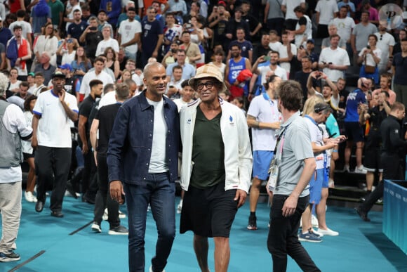 Tony Parker et Yannick Noah - Les célébrités en tribunes pendant l'épreuve de basketball de Demi-Finale opposant la France à l'Allemagne lors des Jeux Olympiques de Paris 2024 (JO) à l'Arena Bercy, à Paris, France, le 8 août 2024. © Jacovides-Perusseau/Bestimage 