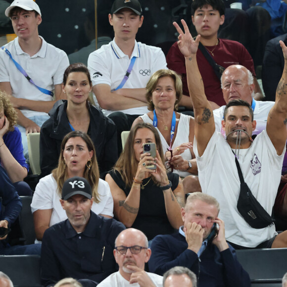 Tony Estanguet, Zinédine Zidane, Laure Manaudou, Florent Manaudou et sa compagne Lola Duménil - Les célébrités en tribunes pendant l'épreuve de basketball de Demi-Finale opposant la France à l'Allemagne lors des Jeux Olympiques de Paris 2024 (JO) à l'Arena Bercy, à Paris, France, le 8 août 2024. © Jacovides-Perusseau/Bestimage 