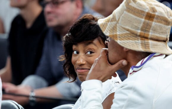 Yannick Noah et sa compagne Malika - Les célébrités en tribunes pendant l'épreuve de basketball de Demi-Finale opposant la France à l'Allemagne lors des Jeux Olympiques de Paris 2024 (JO) à l'Arena Bercy, à Paris, France, le 8 août 2024. © Jacovides-Perusseau/Bestimage 