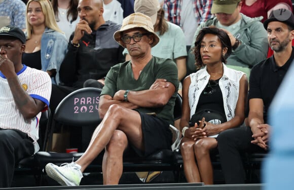 Yannick Noah et sa compagne Malika - Les célébrités en tribunes pendant l'épreuve de basketball de Demi-Finale opposant la France à l'Allemagne lors des Jeux Olympiques de Paris 2024 (JO) à l'Arena Bercy, à Paris, France, le 8 août 2024. © Jacovides-Perusseau/Bestimage 