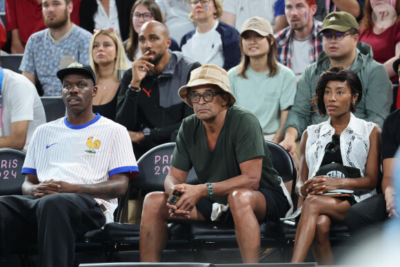 Jean-Pascal Zadi, Yannick Noah et sa compagne Malika - Les célébrités en tribunes pendant l'épreuve de basketball de Demi-Finale opposant la France à l'Allemagne lors des Jeux Olympiques de Paris 2024 (JO) à l'Arena Bercy, à Paris, France, le 8 août 2024. © Jacovides-Perusseau/Bestimage 