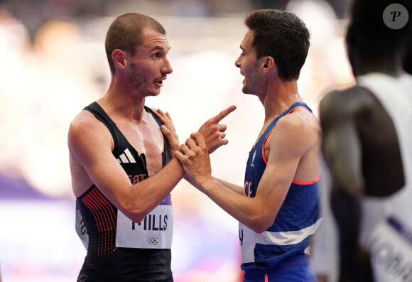 Si Hugo Hay concourra bien ce samedi 10 août à la finale du 5000m hommes, la FFA entend mener une enquête pour envisager des sanctions.
Le Britannique George Mills et le Français Hugo Hay après les séries du 5000m masculin au Stade de France lors de la douzième journée des Jeux Olympiques de Paris 2024 en France, le 7 août 2024. Bestimage